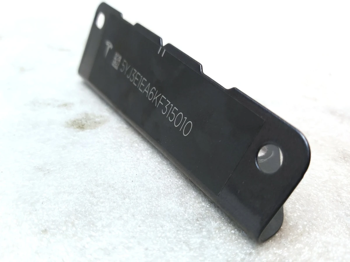 2 Табличка з VIN кодом під лобовим склом Tesla model 3 1006865-00-C 1107663-00-G