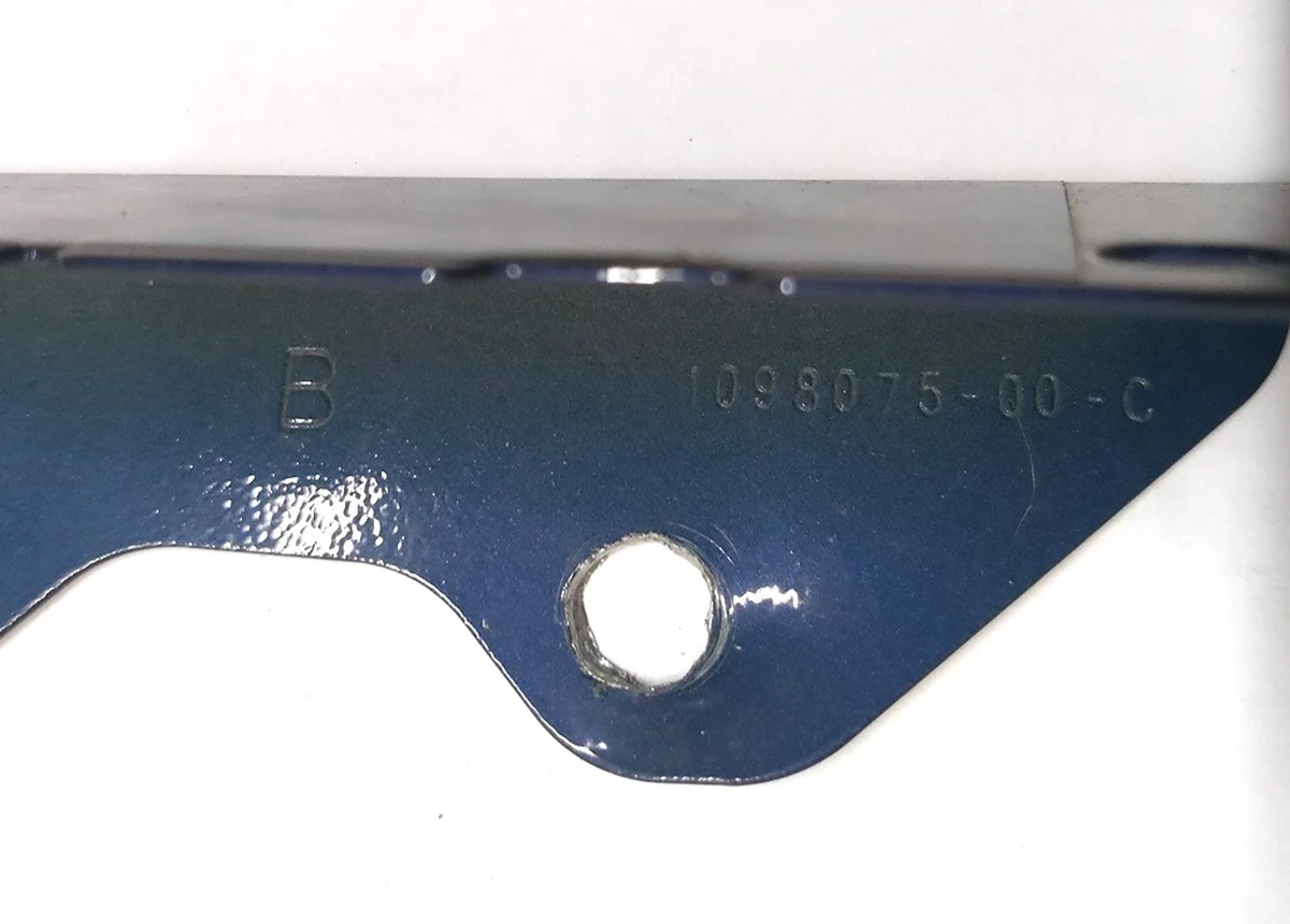 2 Табличка с VIN кодом под лобовым стеклом Tesla model 3 1006865-00-C