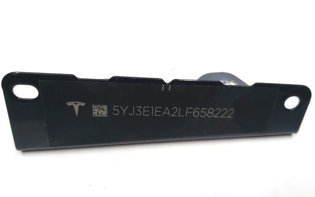 2 Табличка с VIN кодом под лобовым стеклом Tesla model 3 1006865-00-C