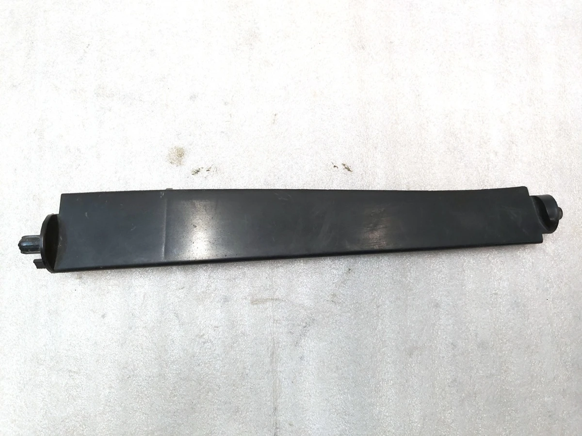 Лопасть центральної люверси ліва верхня Tesla Model 3 1559787-00-A