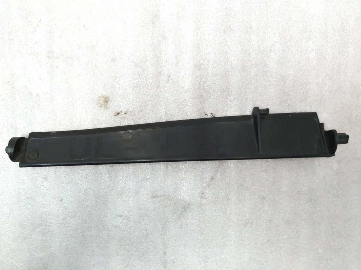 Лопасть центральної люверси ліва верхня Tesla Model 3 1559787-00-A