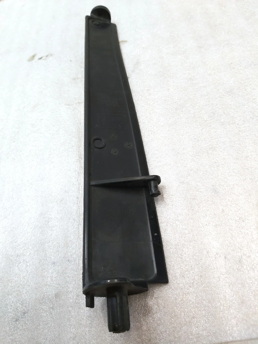 Лопасть центральної люверси ліва верхня Tesla Model 3 1559787-00-A