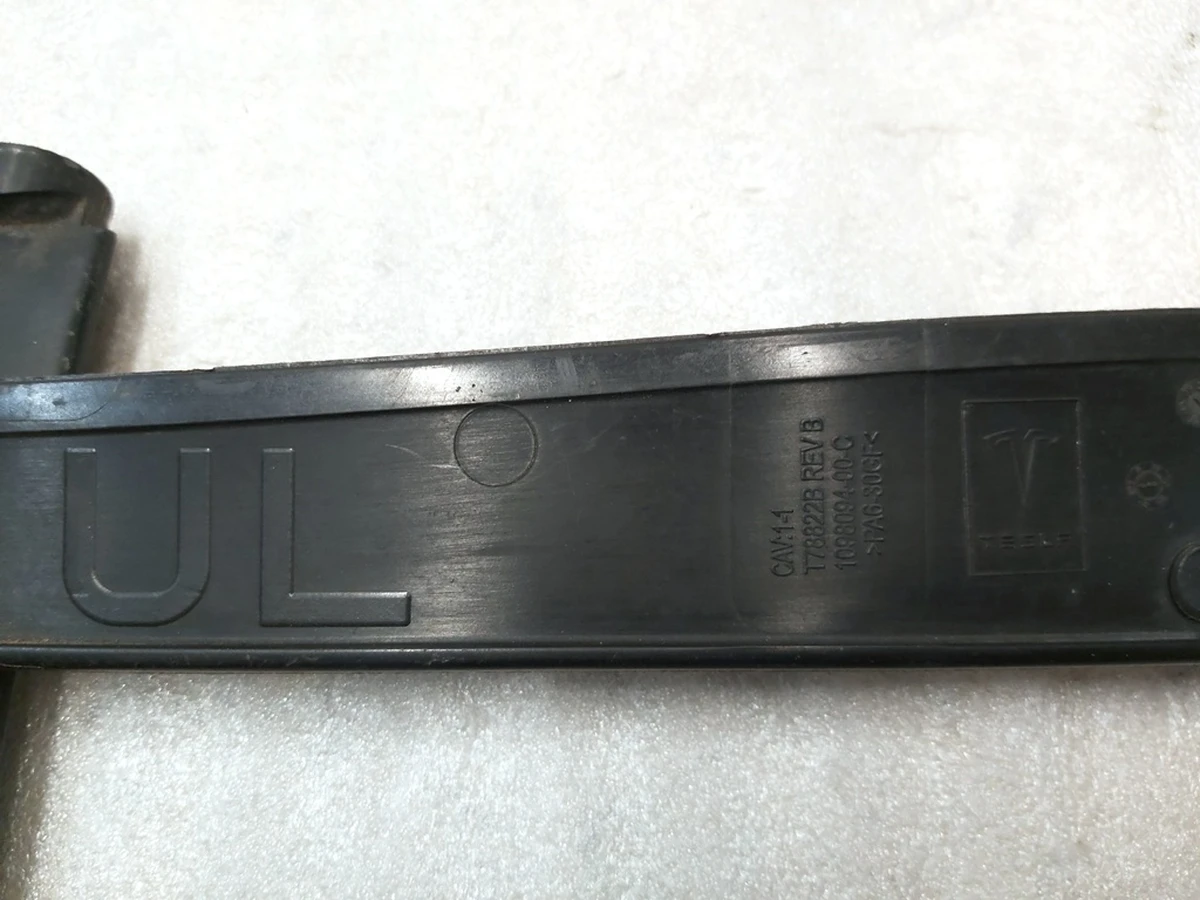 Лопасть центральної люверси ліва верхня Tesla Model 3 1559787-00-A