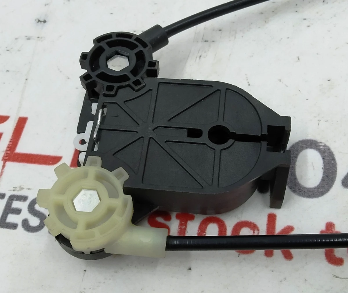 2 Розгалужувач (сплітер) електродвигуна розблокування хутра. переміщ. (лазок) подвійного лівого сидіння 2-го ряду в зборі Tesla model X 1098278-00-F