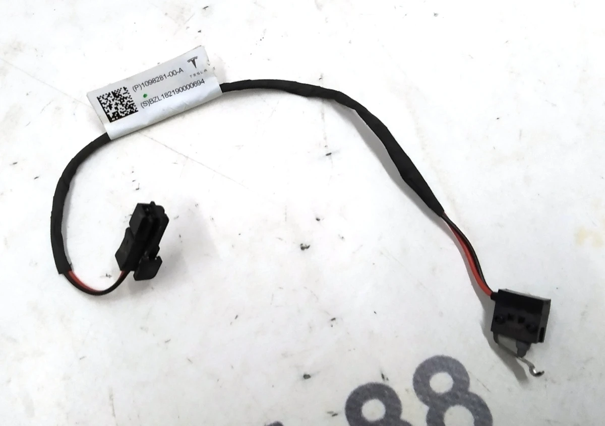 11 Датчик положения спинки 2-го ряда сидений 60/40 Tesla model X 1098281-00-A