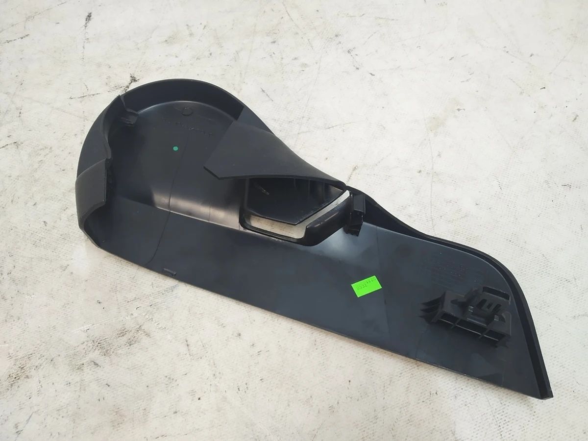 10 Накладка декоративна сидіння пасажира нижня ліва Tesla model 3, model Y 1557724-00-E