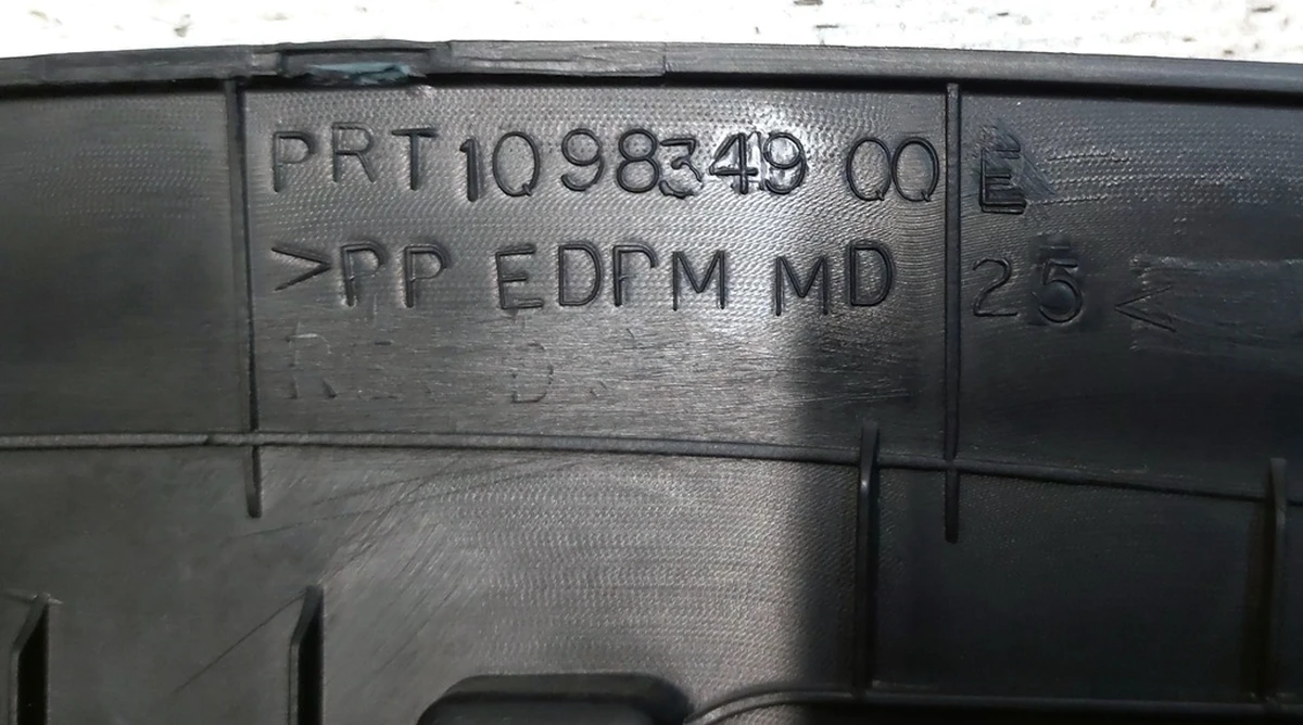 11 Накладка декоративна сидіння пасажира нижня права з пошкодженням Tesla model 3 1098349-00-F