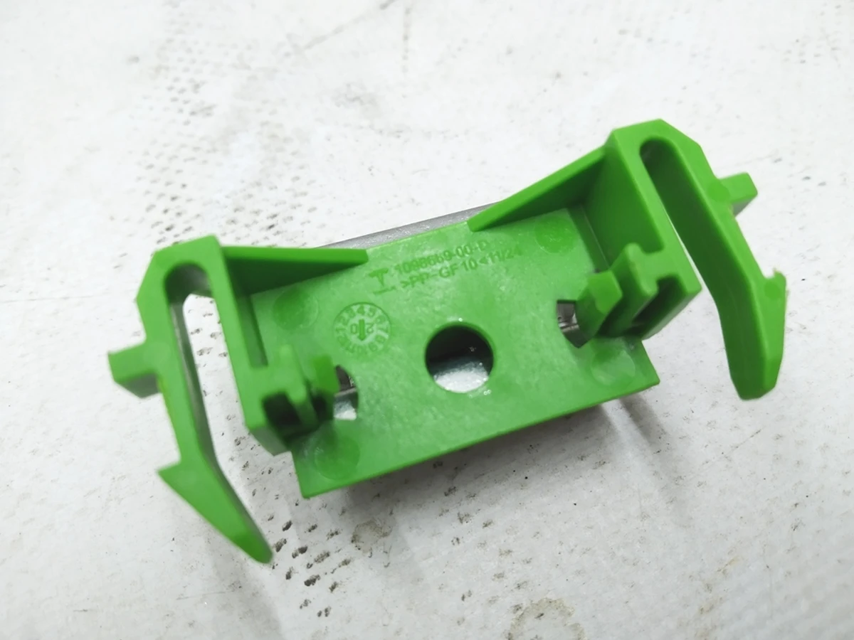 Кріплення притискне модулів основної батареї Tesla model 3 1098669-00-D