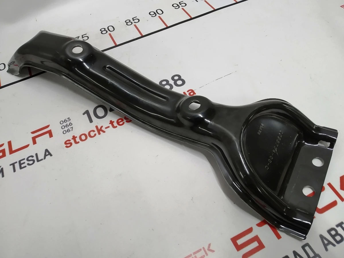 1 Напрямна сидіння другого ряду (кріплення батареї) середня Tesla model 3 1098704-00-D