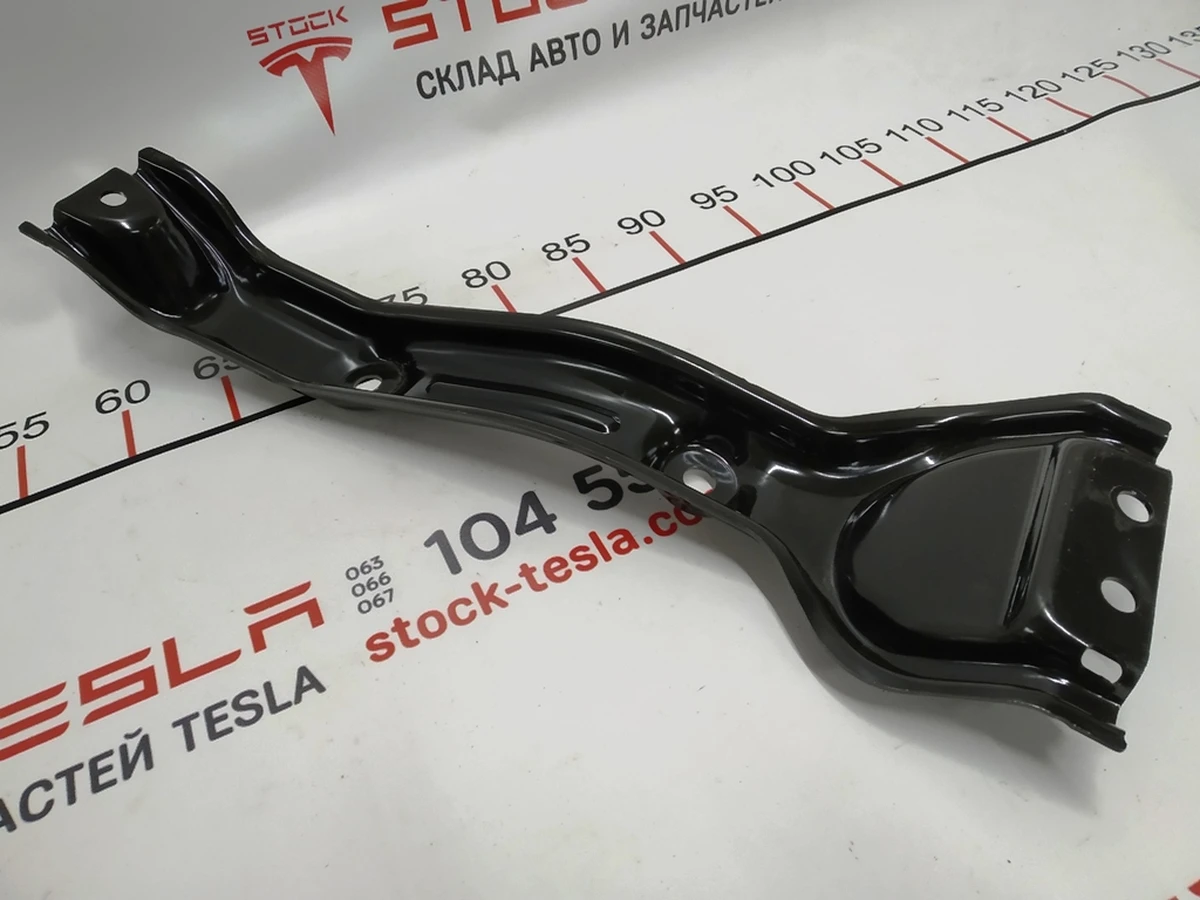 1 Напрямна сидіння другого ряду (кріплення батареї) середня Tesla model 3 1098704-00-D