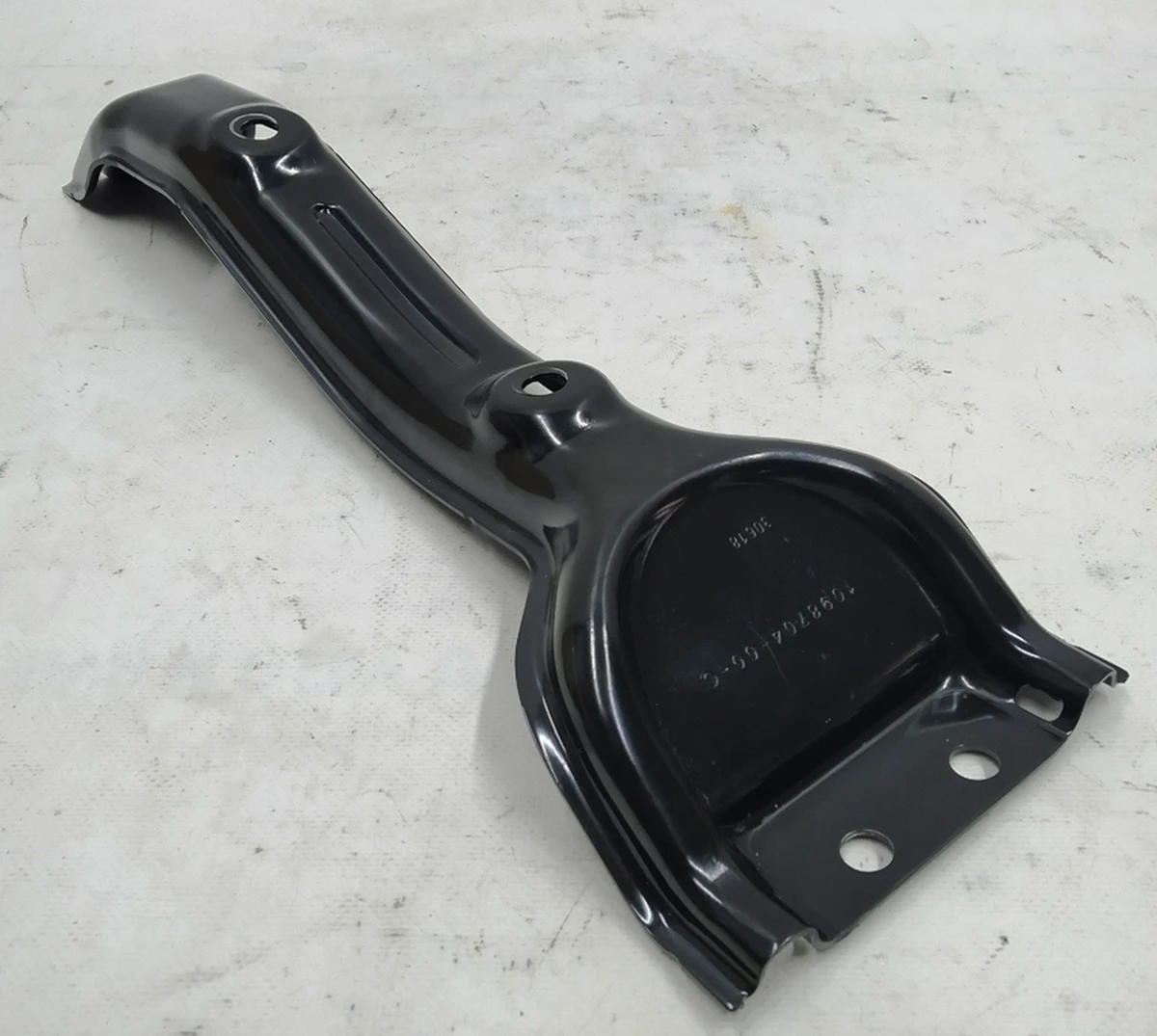 1 Напрямна сидіння другого ряду (кріплення батареї) середня Tesla model 3 1098704-00-D