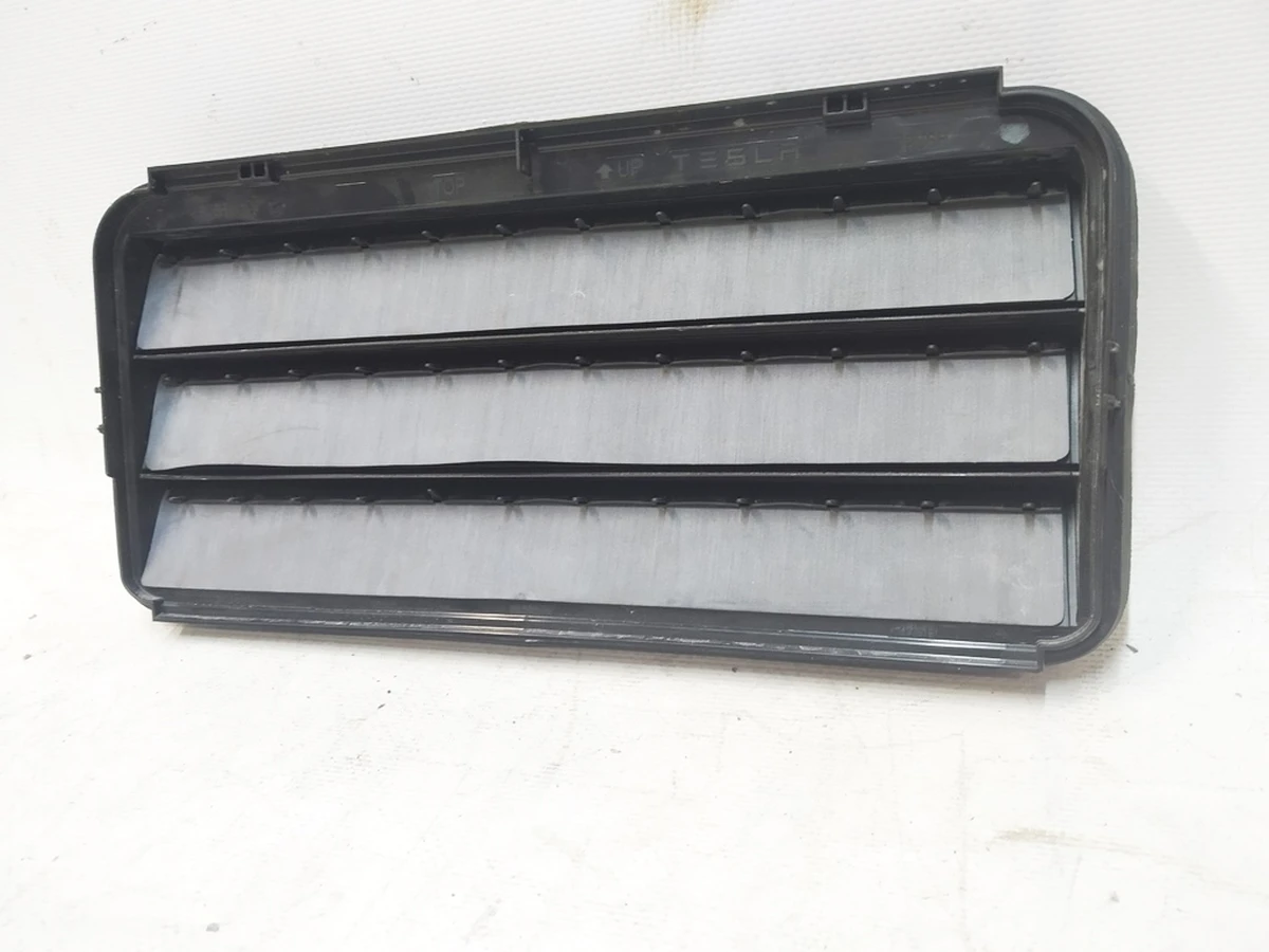 3 Вентиляційний клапан заднього багажника (пошкоджений) Tesla model 3, model Y 1098751-00-C