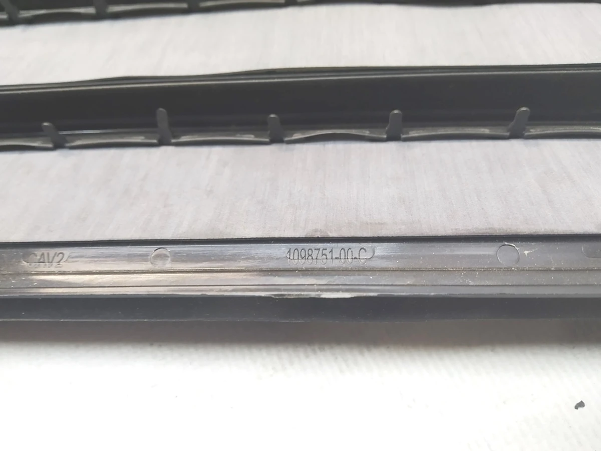 3 Вентиляційний клапан заднього багажника (пошкоджений) Tesla model 3, model Y 1098751-00-C