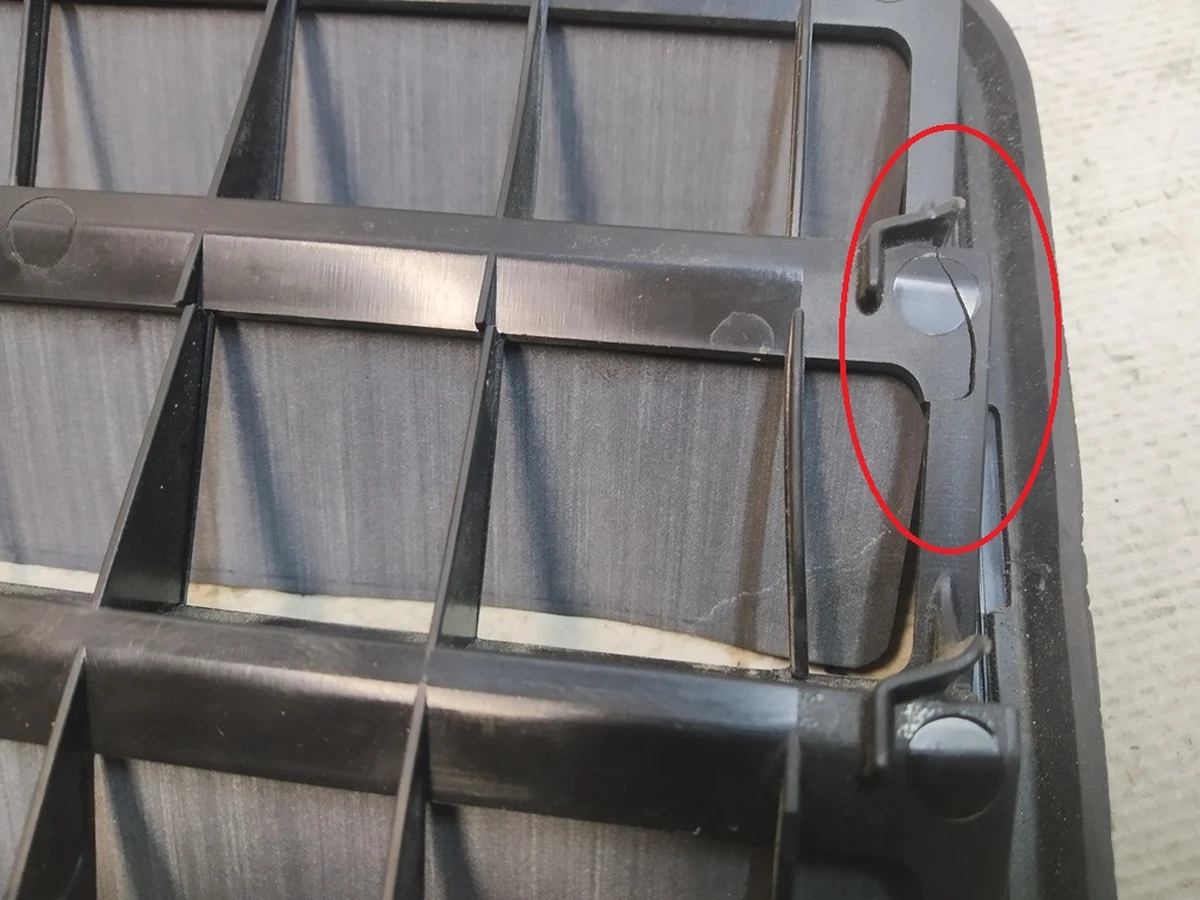 3 Вентиляційний клапан заднього багажника (пошкоджений) Tesla model 3, model Y 1098751-00-C