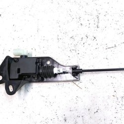 4 Привід замка капота електричний лівий закриття з кронштейном та тросиком у зборі Tesla model 3 1098789-00-D