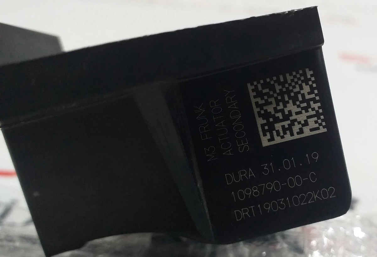 Electric Right Opening Bonnet Lock Bracket Tesla model 3 1098790-00-D