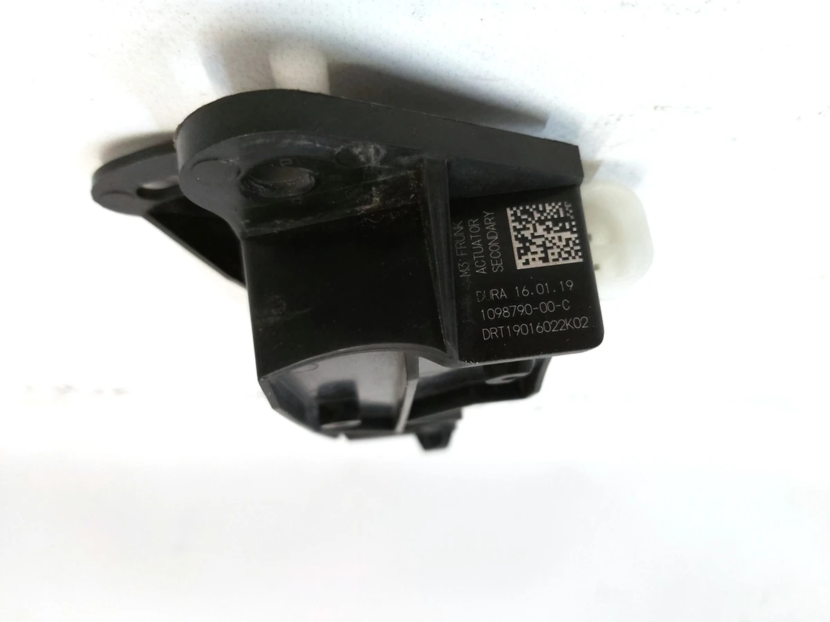 5 Привід замка капота електричний правий відкриття з кронштейном в зборі Tesla Model 3 1098790-00-D