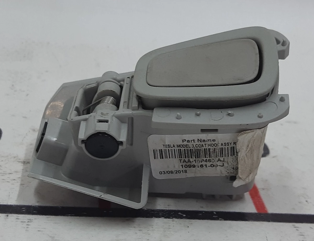 11 Гачок гардеробний правий з пошкодженням Tesla model 3 1099161-00-J