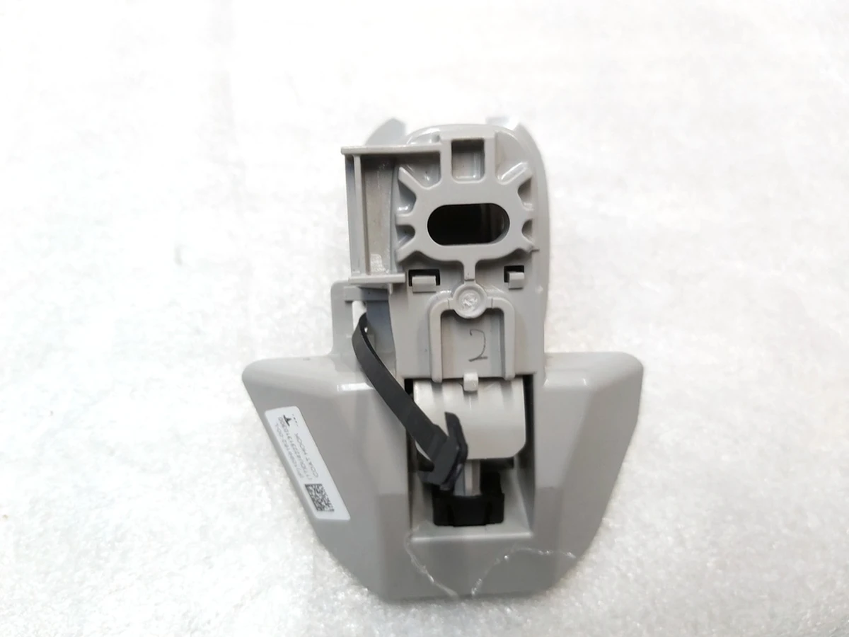 10 Гачок гардеробний лівий Tesla model 3 1099162-00-J