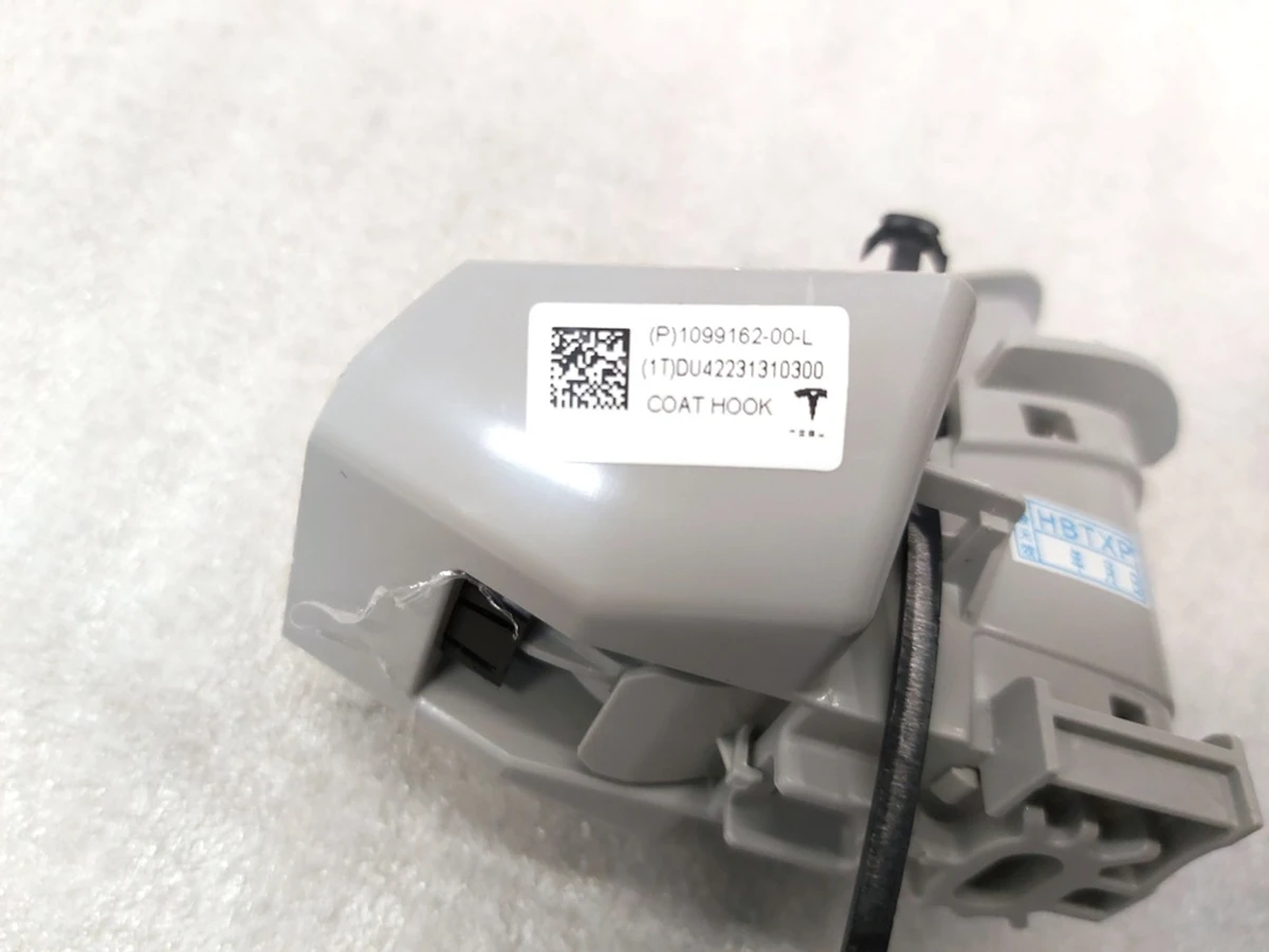 10 Гачок гардеробний лівий Tesla model 3 1099162-00-J