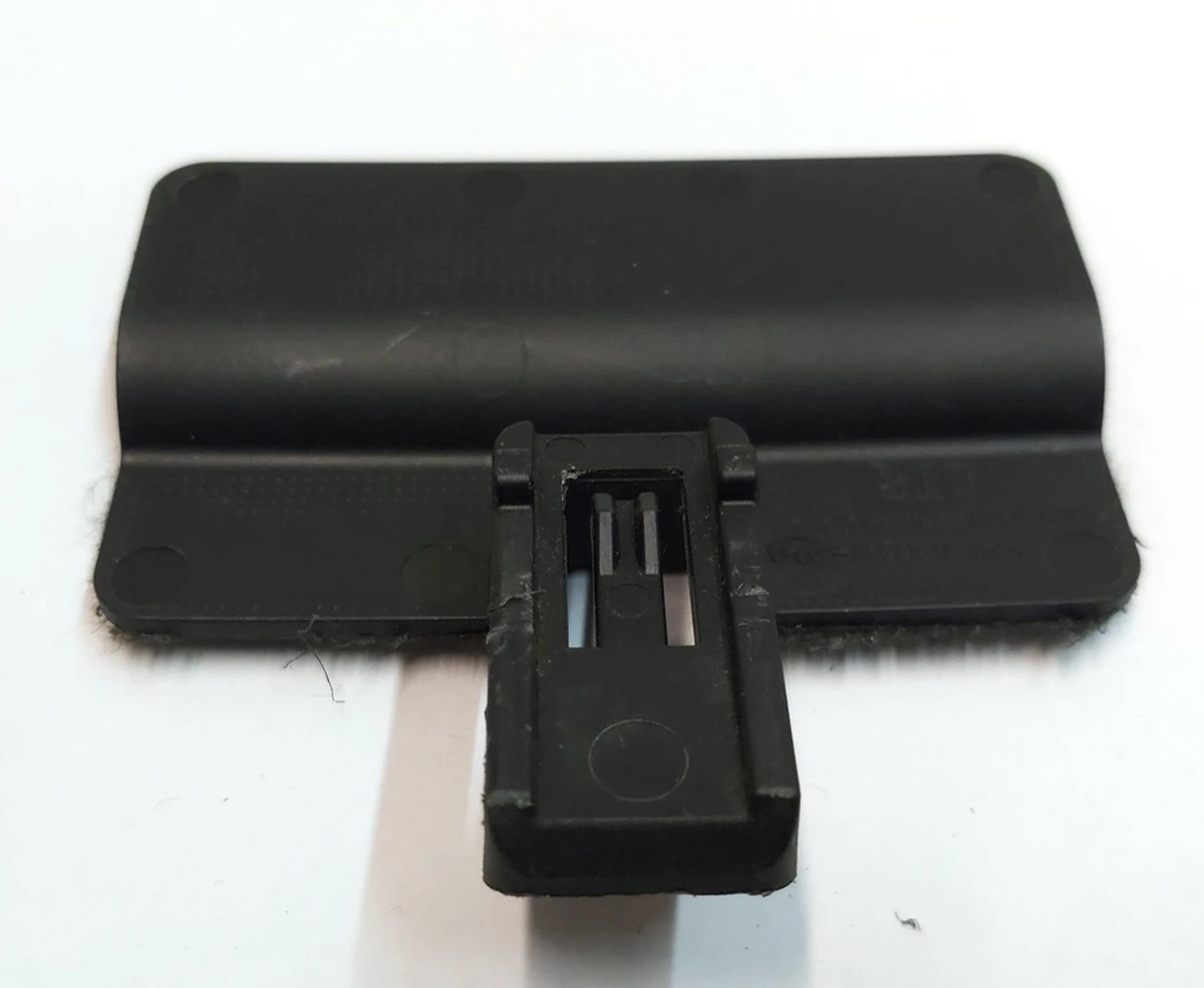 3 Кронштейн задній центральний полиці багажного відсіку верхньої Tesla model 3 1090452