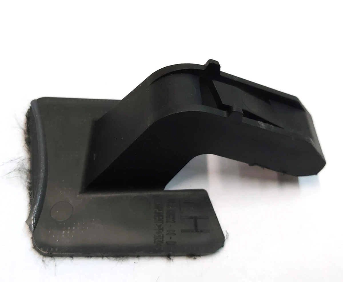 3 Кронштейн задній лівий полиці багажного відсіку верхньої Tesla model 3 1090452