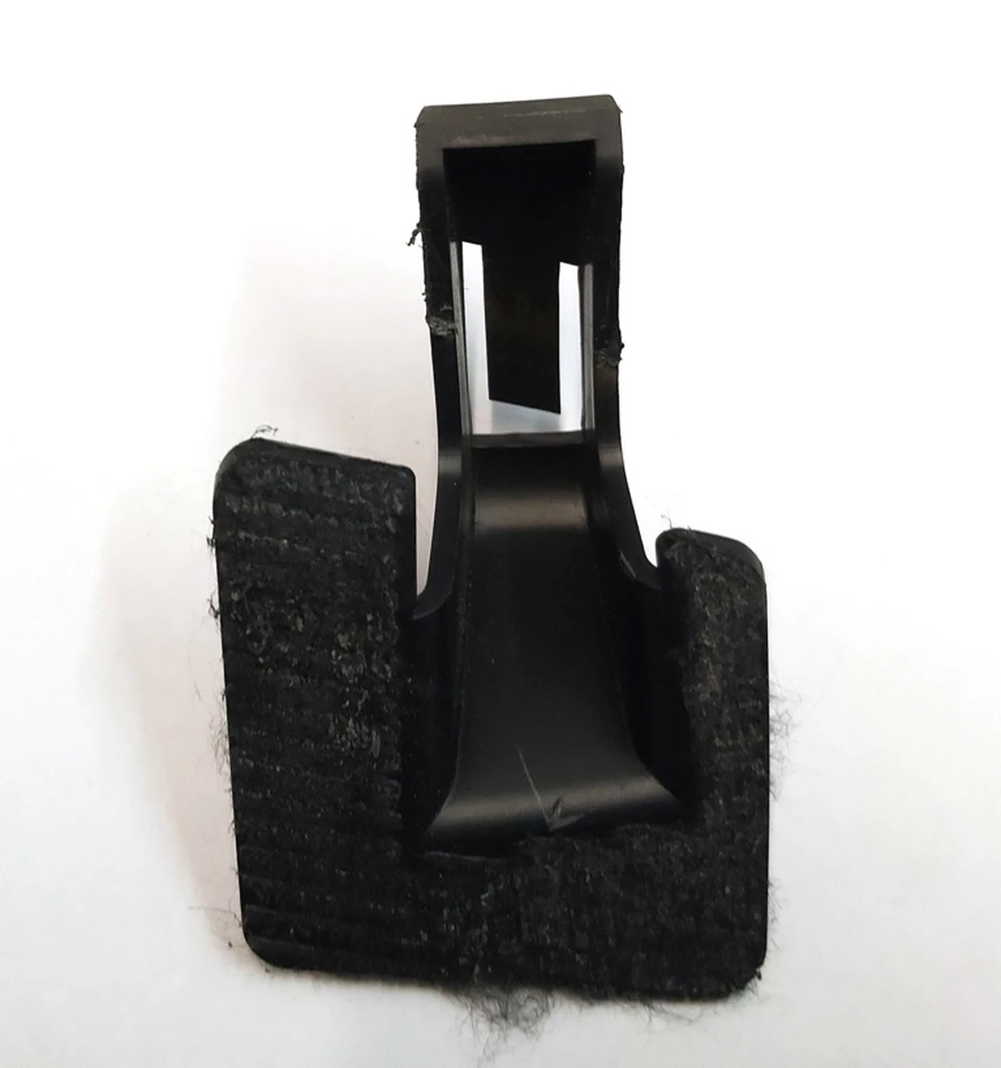 3 Кронштейн задній лівий полиці багажного відсіку верхньої Tesla model 3 1090452