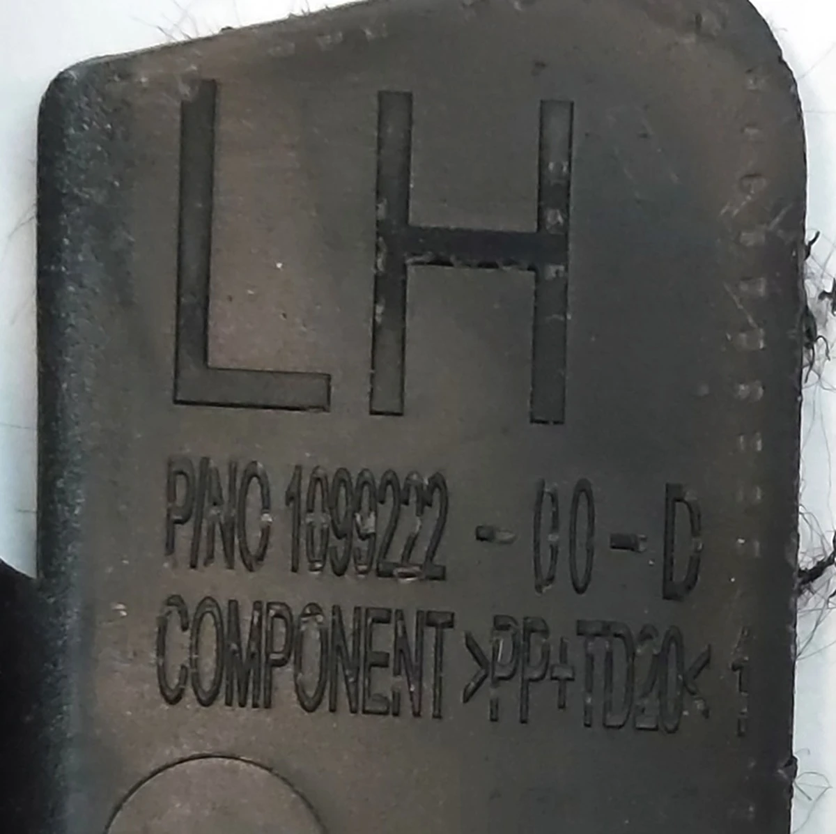 3 Кронштейн задній лівий полиці багажного відсіку верхньої Tesla model 3 1090452