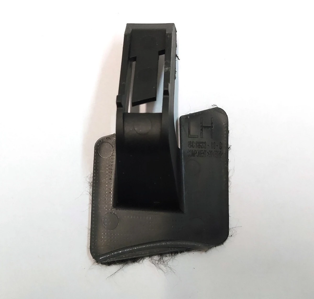 3 Кронштейн задній лівий полиці багажного відсіку верхньої Tesla model 3 1090452