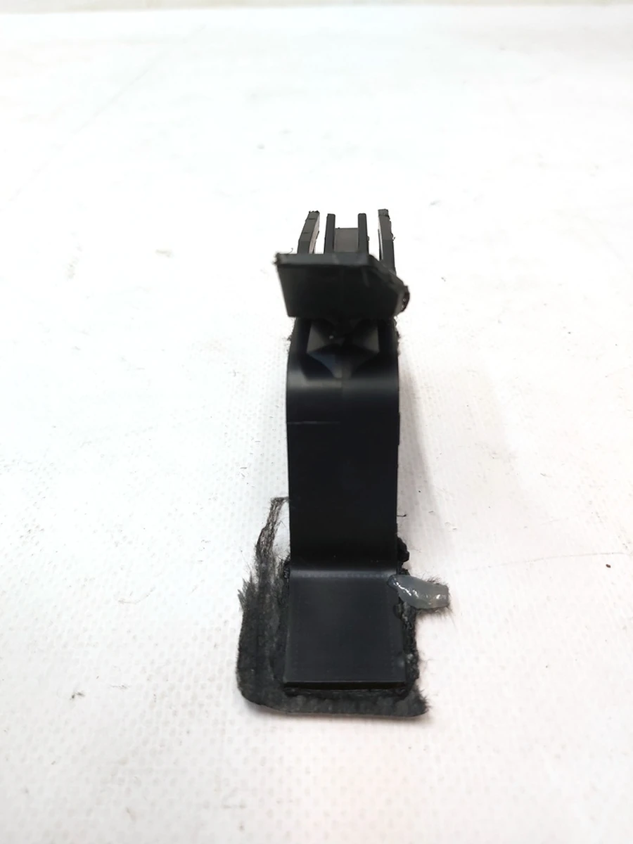3 Кронштейн боковой правый полки багажного отсека верхней Tesla model 3 1099224-00-D