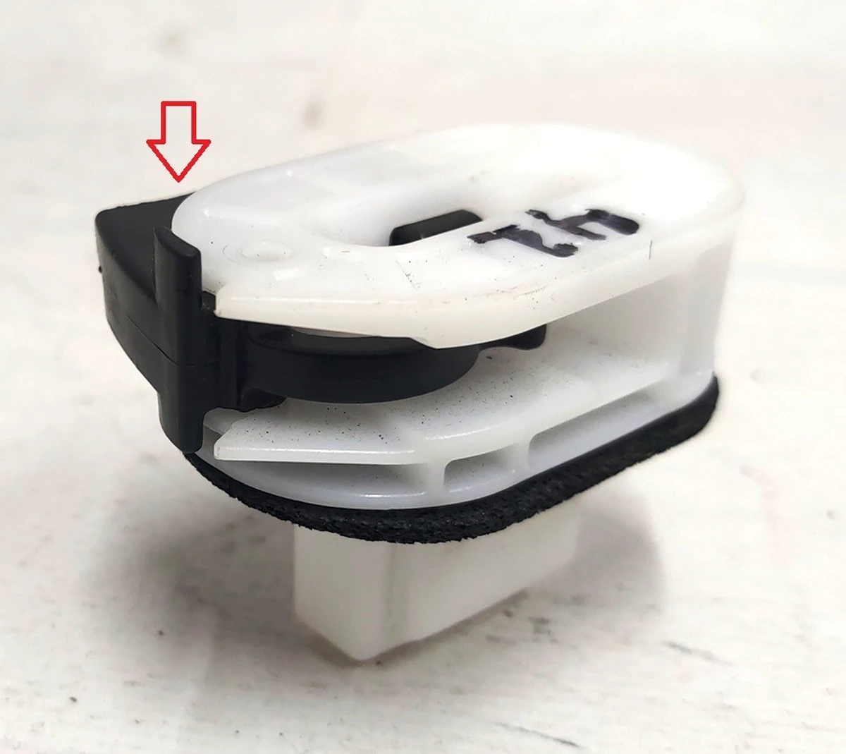 7 M3 2R CUSHION CLIP NIFCO 22431 Tesla Model 3, Model 3 Jan 2024 1099583-00-C