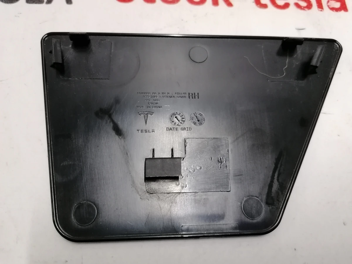 9 Накладка стійки B зовнішня права нижній пластик Tesla model 3 1100088-00-D