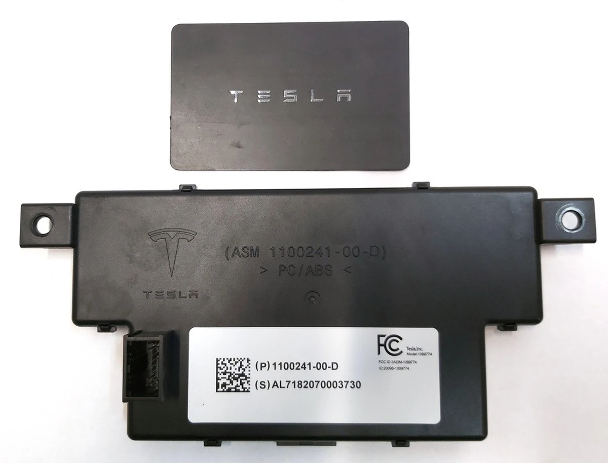 21 Блок та два електронних ключа (картки) комплект Tesla model 3, model Y 1100241-00-D