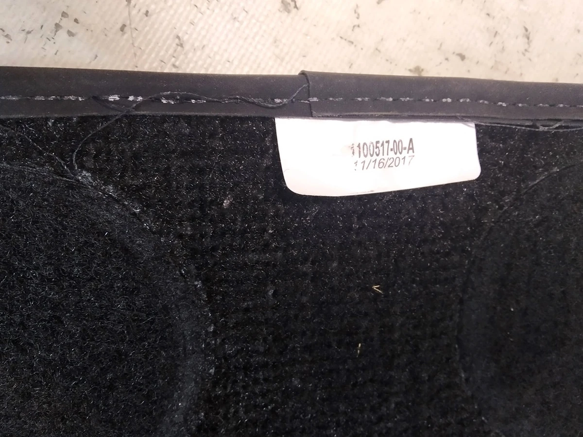 2 Килимок салону першого ряду сидінь водійський (пошкодження) Tesla model X 1100517-00-C