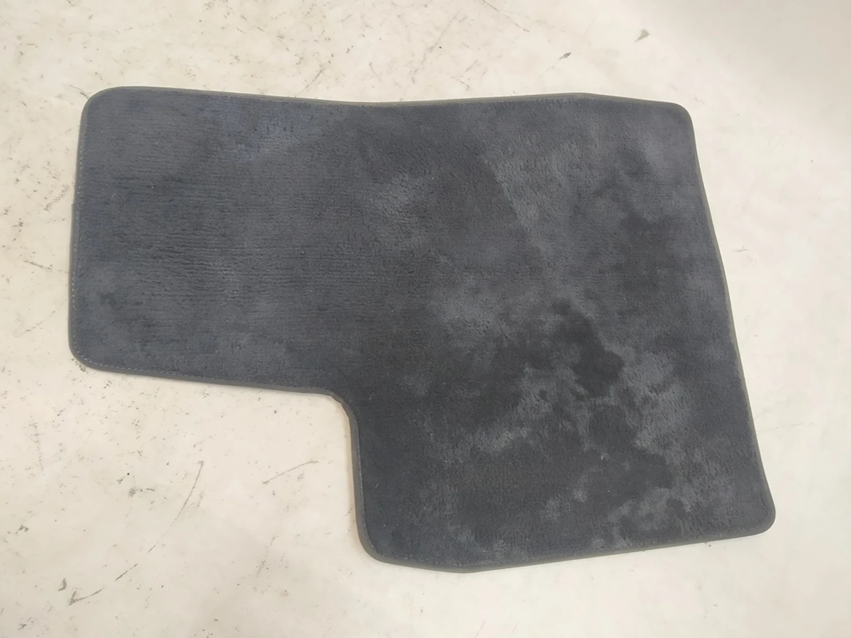 2 Килимок салону першого ряду сидінь водійський (пошкодження) Tesla model X 1100517-00-C