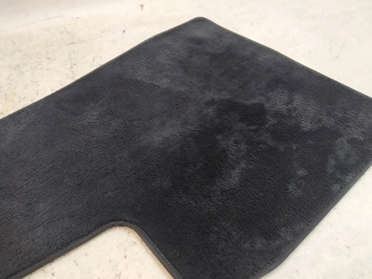 2 Килимок салону першого ряду сидінь водійський (пошкодження) Tesla model X 1100517-00-C