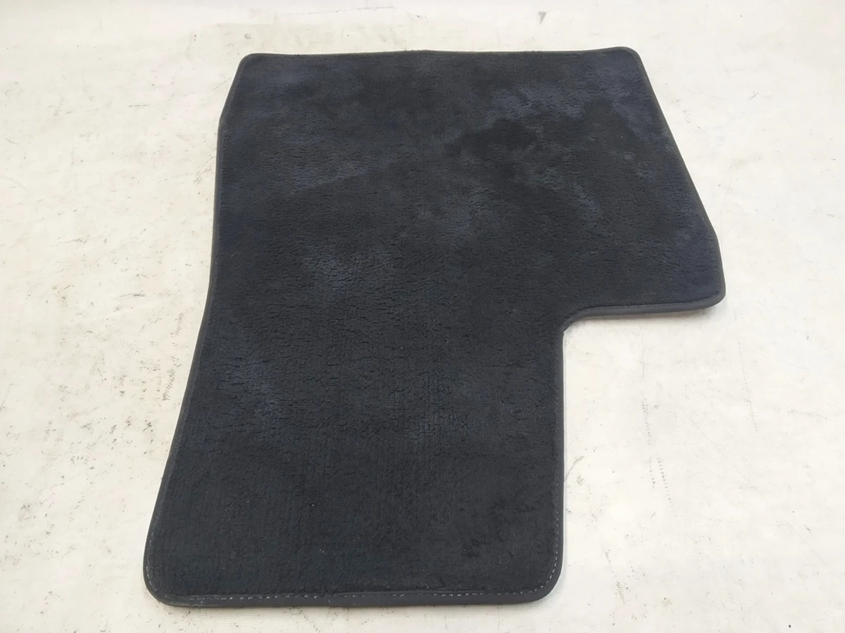 2 Килимок салону першого ряду сидінь водійський (пошкодження) Tesla model X 1100517-00-C
