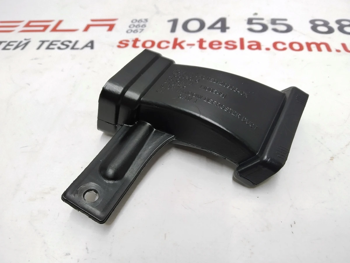 Воздуховод бокового обдува стекла левый Tesla model 3 1100549
