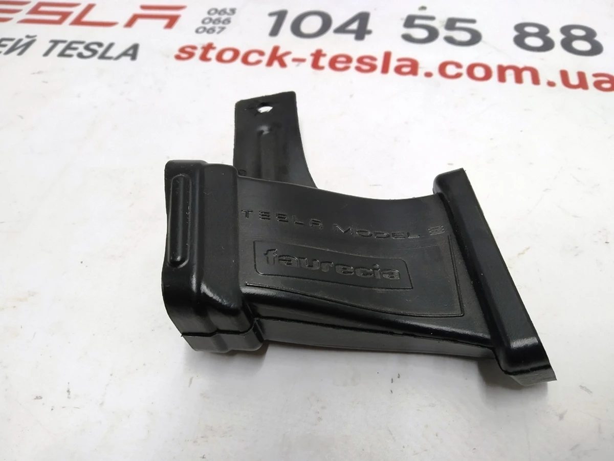 Воздуховод бокового обдува стекла левый Tesla model 3 1100549