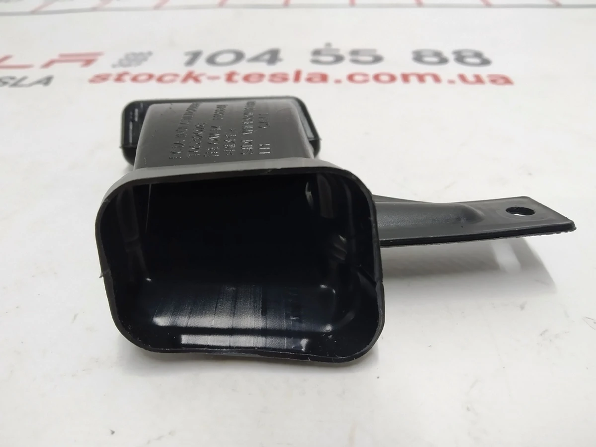 Воздуховод бокового обдува стекла левый Tesla model 3 1100549