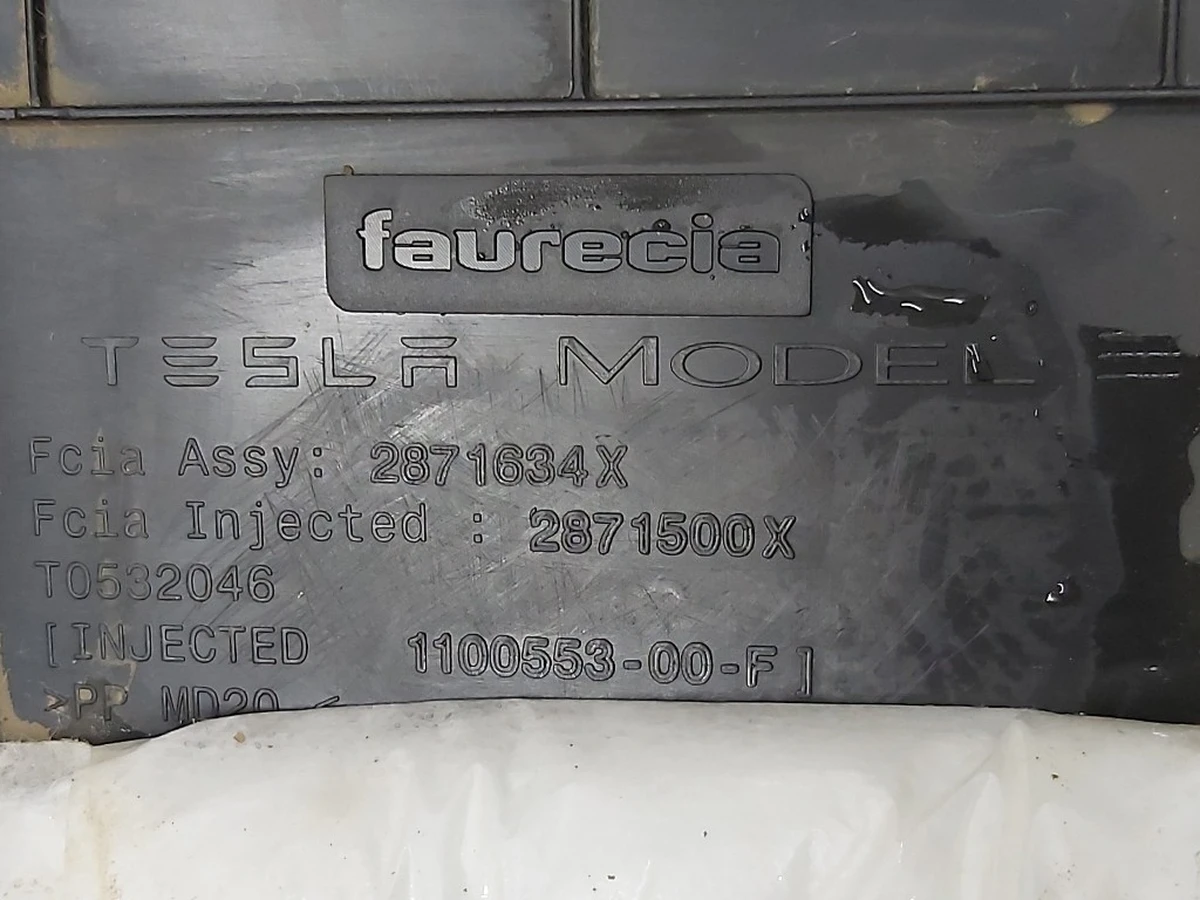 3 Панель ниши для ног пассажира верхняя Tesla model 3 1100553-00-F