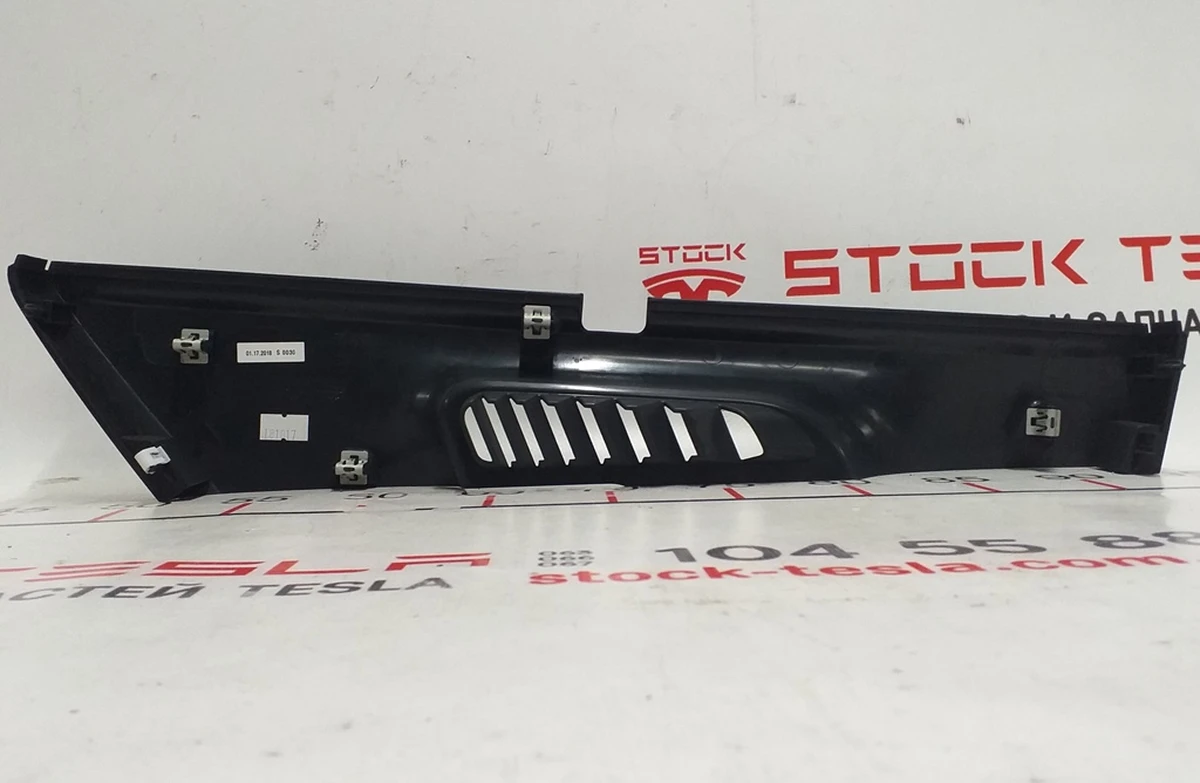 Накладка декоративная основания сидений 1-го ряда внутренняя правая правая Tesla model X 1061629-00-B