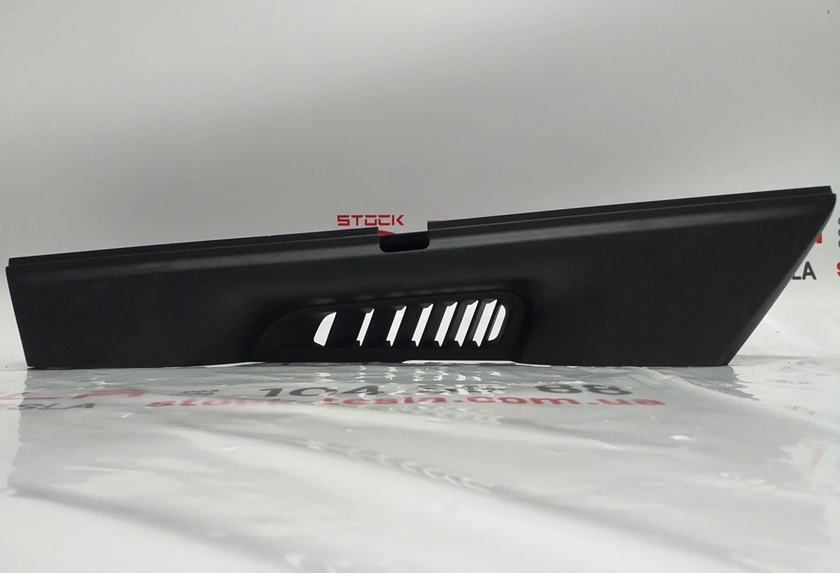 Накладка декоративная основания сидений 1-го ряда внутренняя правая правая Tesla model X 1061629-00-B