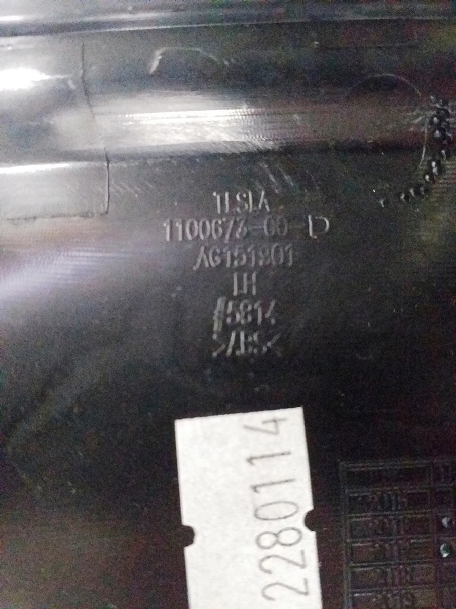 15 Накладка декоративна підстави сидінь 1-го ряду ліва Tesla model X 1061619-00-D