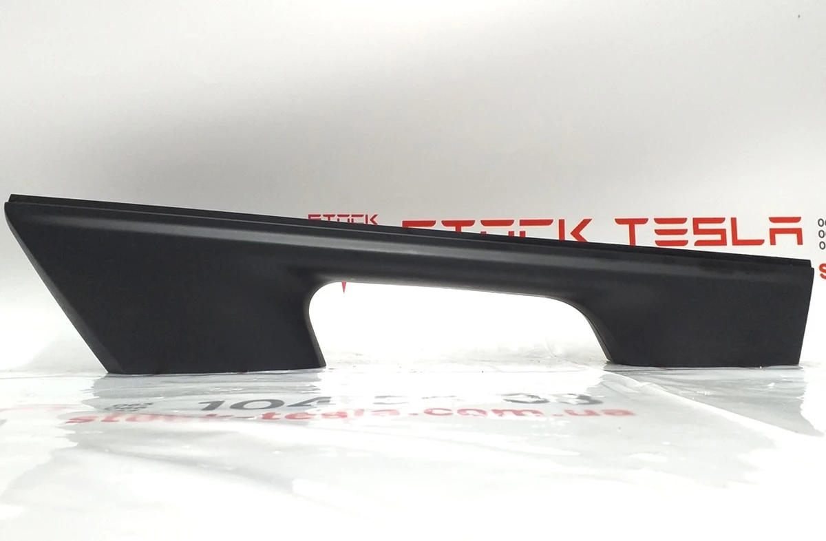 15 Накладка декоративна підстави сидінь 1-го ряду ліва Tesla model X 1061619-00-D