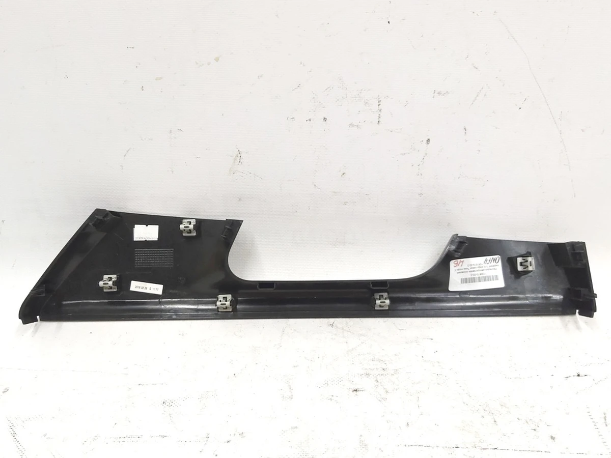 15 Накладка декоративна підстави сидінь 1-го ряду ліва Tesla model X 1061619-00-D