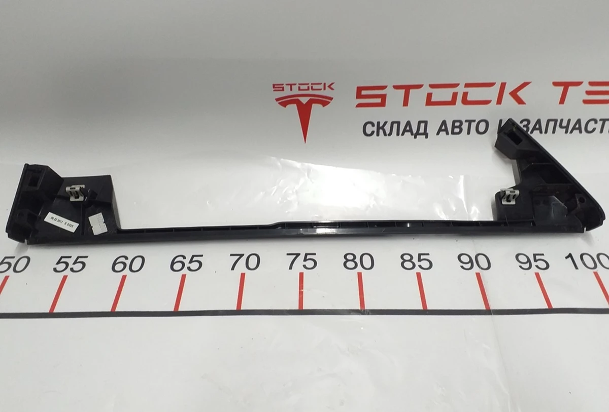 18 MX 1R CVR podium LHS INR RH Tesla Model X 1061627-00-B