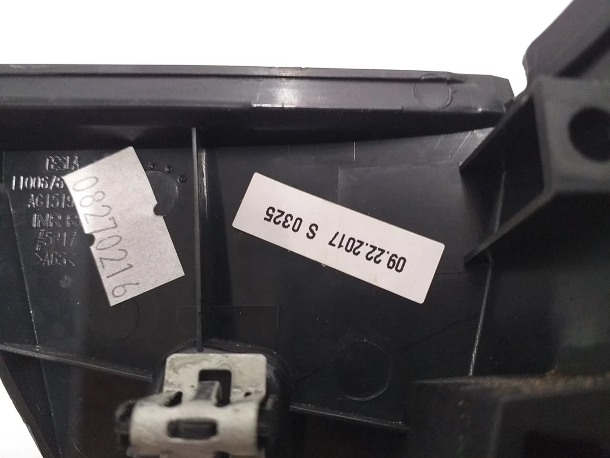 18 Накладка декоративна підстави сидінь 1-го ряду внутрішня ліва права Tesla model X 1061627-00-D