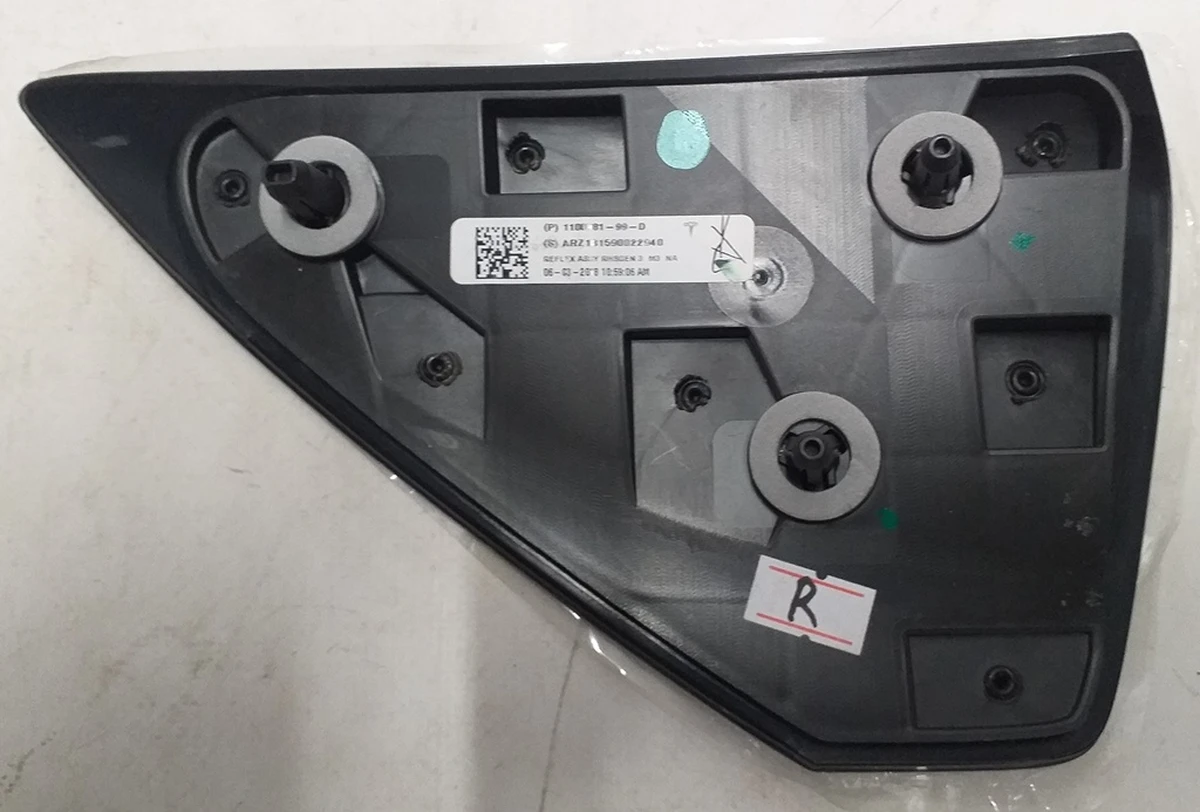 15 Отражатель фонаря на крыле заднем правом NEW Tesla model 3 model Y 1100781-99-D