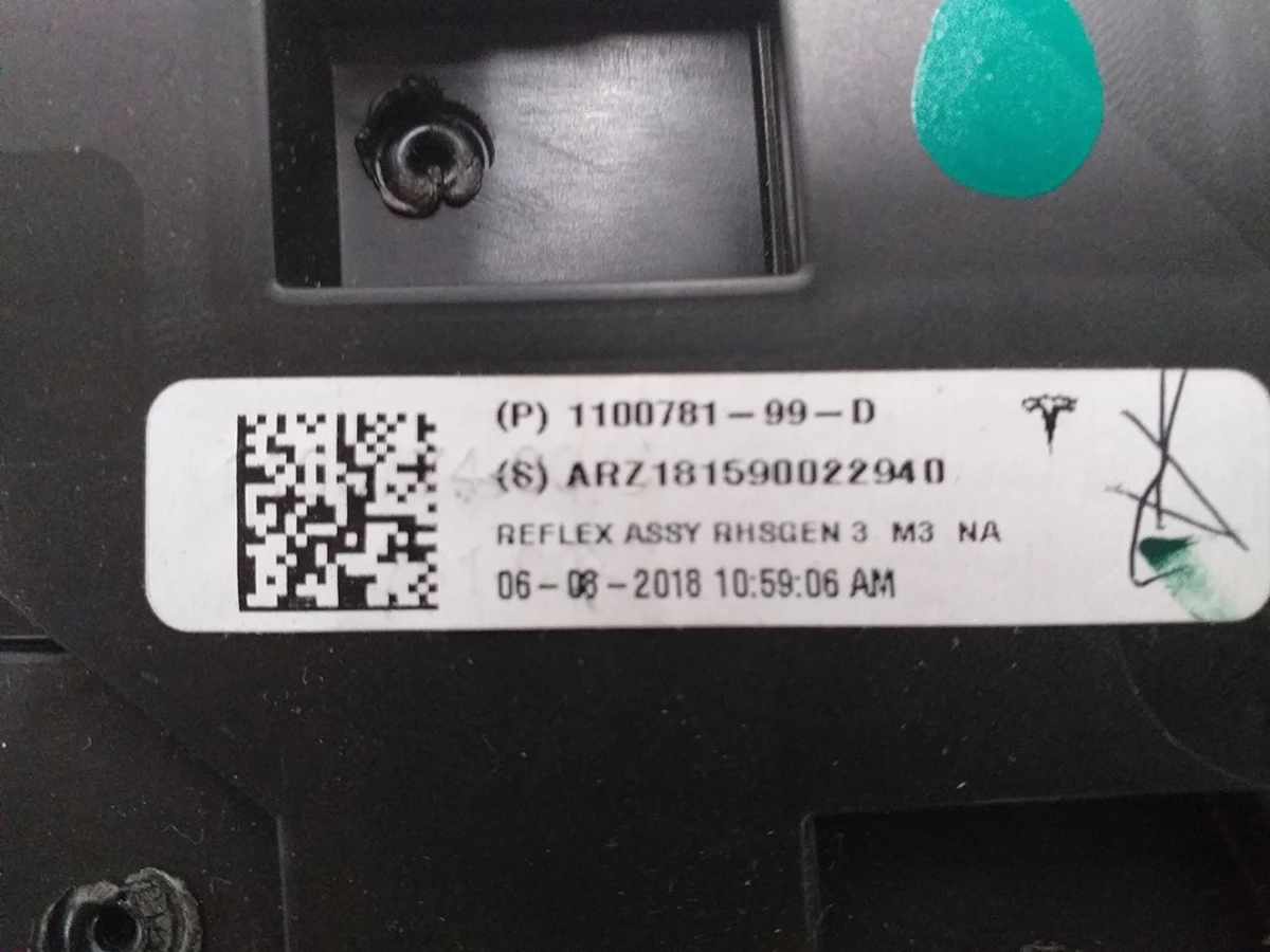 15 Отражатель фонаря на крыле заднем правом NEW Tesla model 3 model Y 1100781-99-D